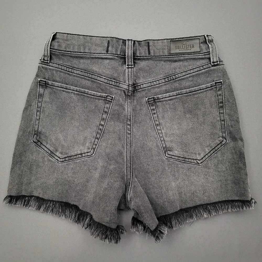 Hollister Ultra High-Rise‎ Mom Shorts Black Wash Vintage Stretch Sz 0 W24 Frayed